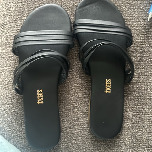 BNWT Tkees Allegra sandal. Size 8 (fit more like a 7) Black - Picture 2 of 6